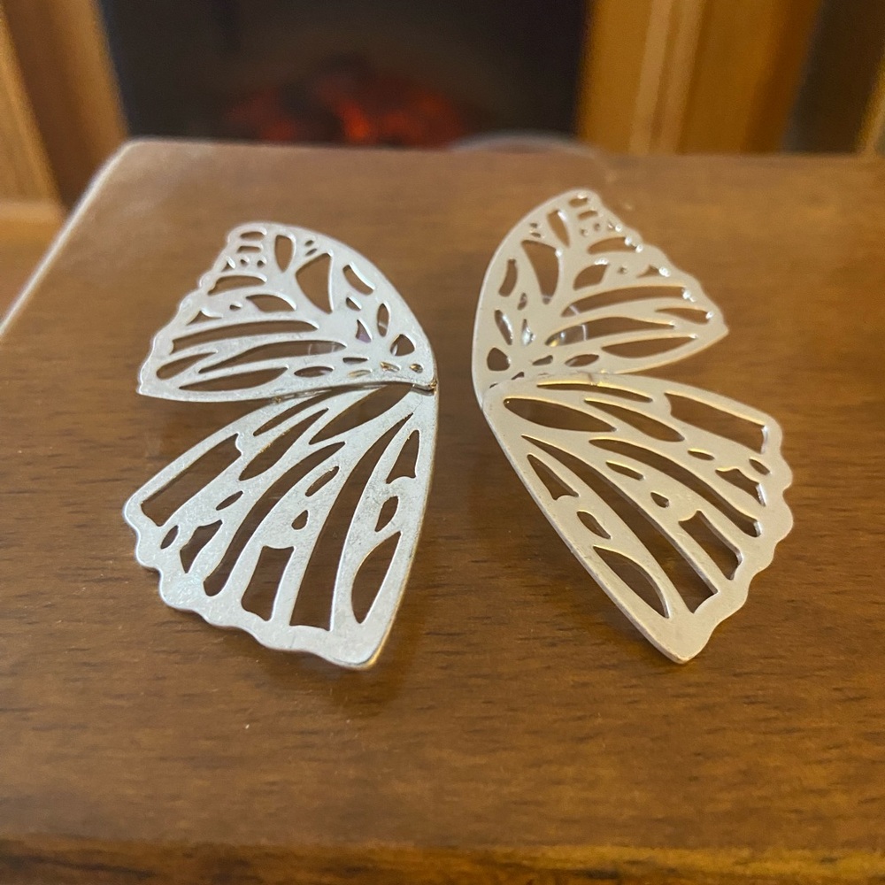 🛍️ Plunder Silver Butterfly Wing Earrings